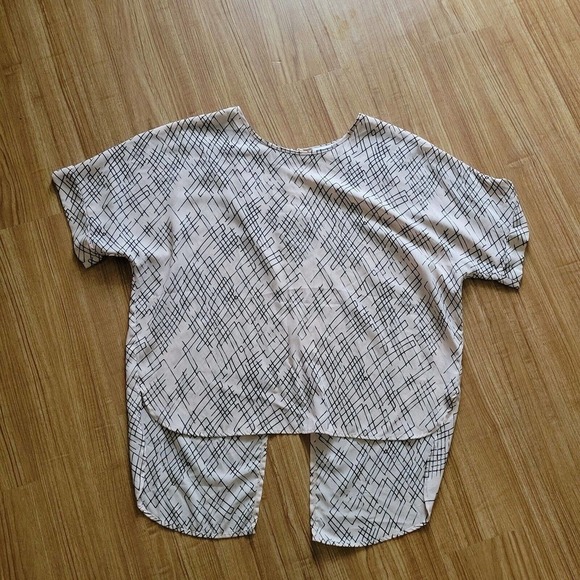 Line Pattern Shirt Womens Size Medium Pink Dusty Rose Background With Black Line - Picture 2 of 10